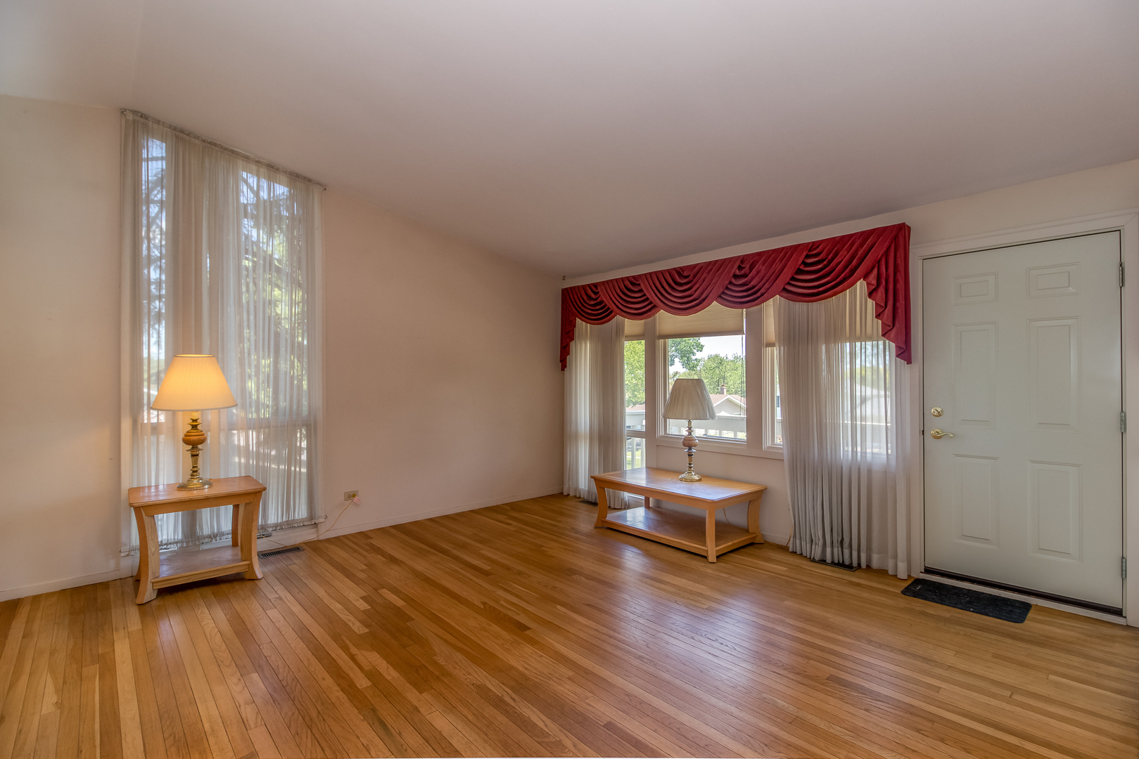 1470 Dennison Road Hoffman Estates, IL 60169 - Photo 3 of 33 Gallery Image 3