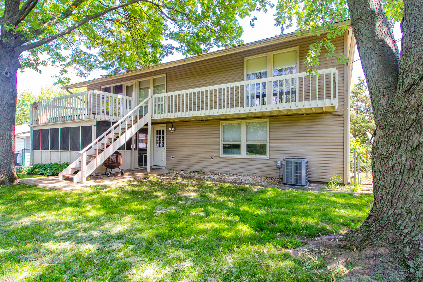 1470 Dennison Road Hoffman Estates, IL 60169 - Photo 22 of 33 Gallery Image 22