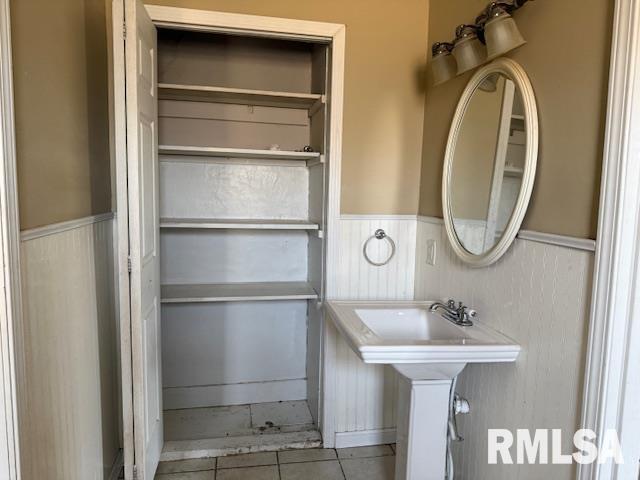 1112 McHaney Road Harrisburg, IL 62946 - Photo 13 of 27 a bathroom with a sink and a mirror