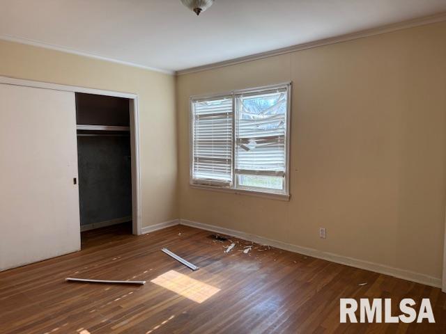 1112 McHaney Road Harrisburg, IL 62946 - Photo 20 of 27 an empty room with wooden floor and windows