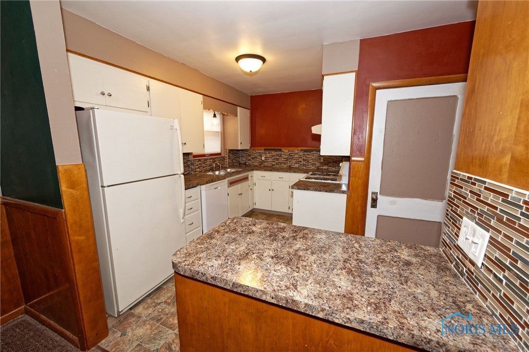 4139 Bennett Road Toledo, OH 43612 - Photo 8 of 23 KITCHEN