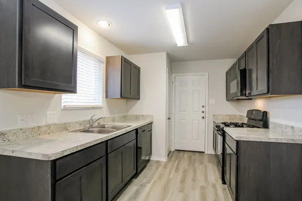 $1,915 | 8719 J C Oaks Circle, Houston, TX 77028
