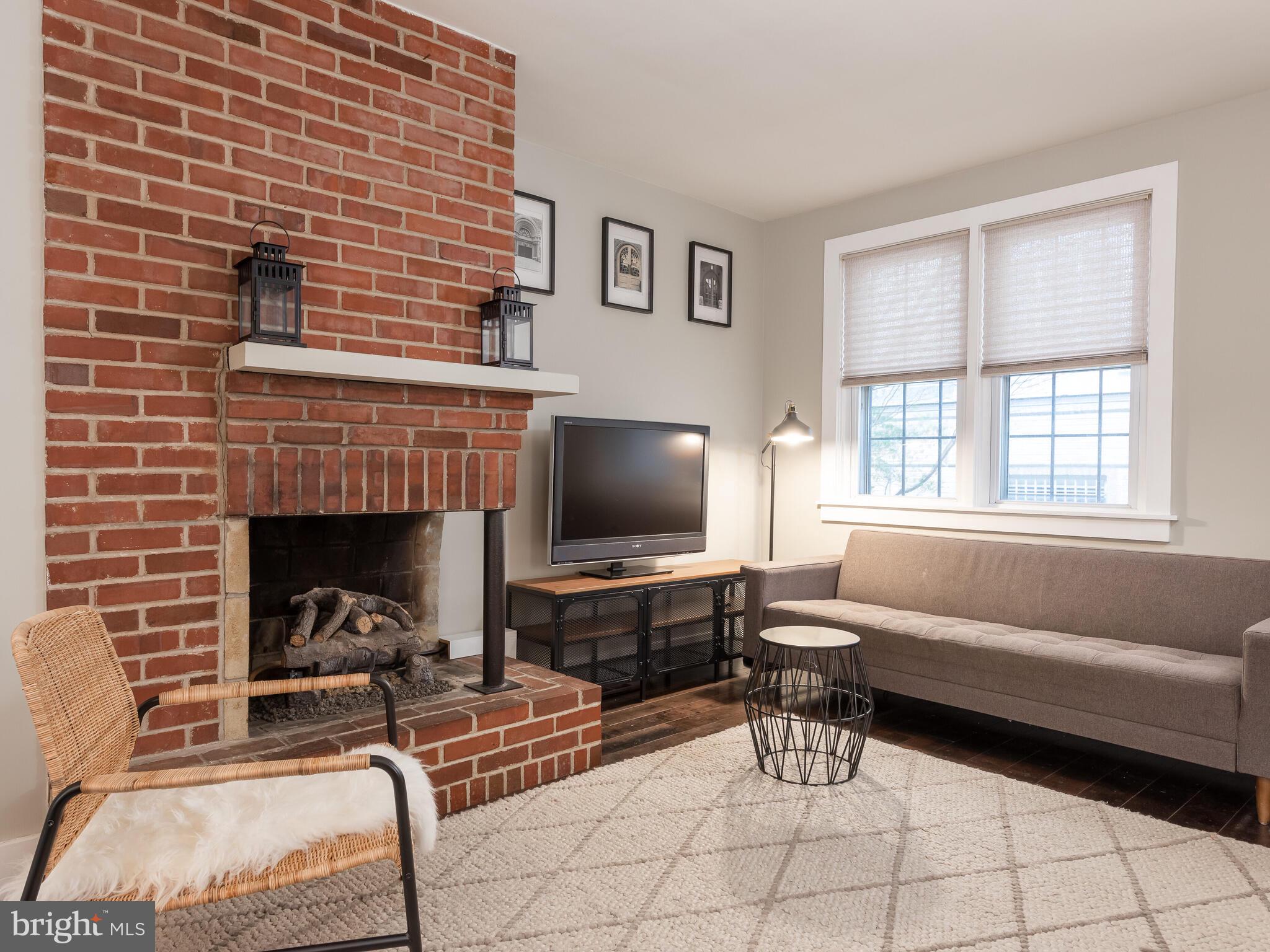 1633 Addison Street Philadelphia, PA 19146 - Photo 4 of 18 Living Room
