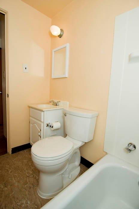 5006 Glenhurst Road Pittsburgh, PA 15207 - Photo 16 of 20 BATHROOM