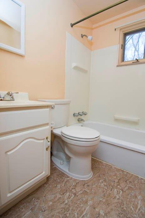 5006 Glenhurst Road Pittsburgh, PA 15207 - Photo 10 of 20 FULL BATHROOM W/TUB AND SHOWER