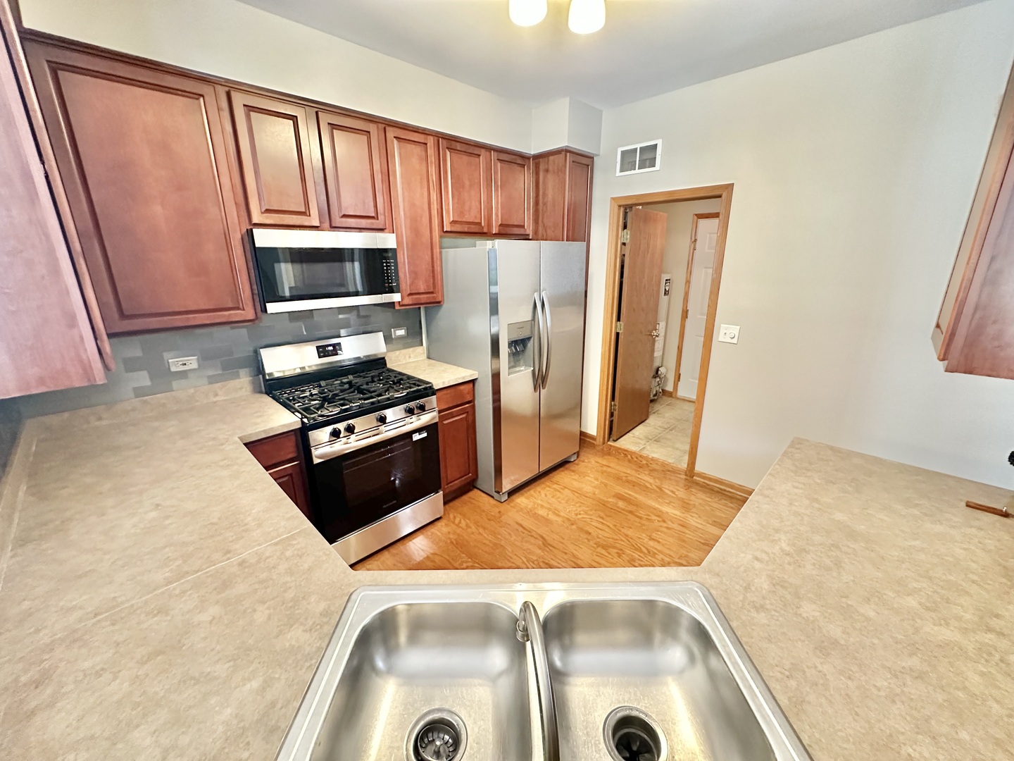 1911 Crestview Circle Romeoville, IL 60446 - Photo 4 of 25 Gallery Image 4