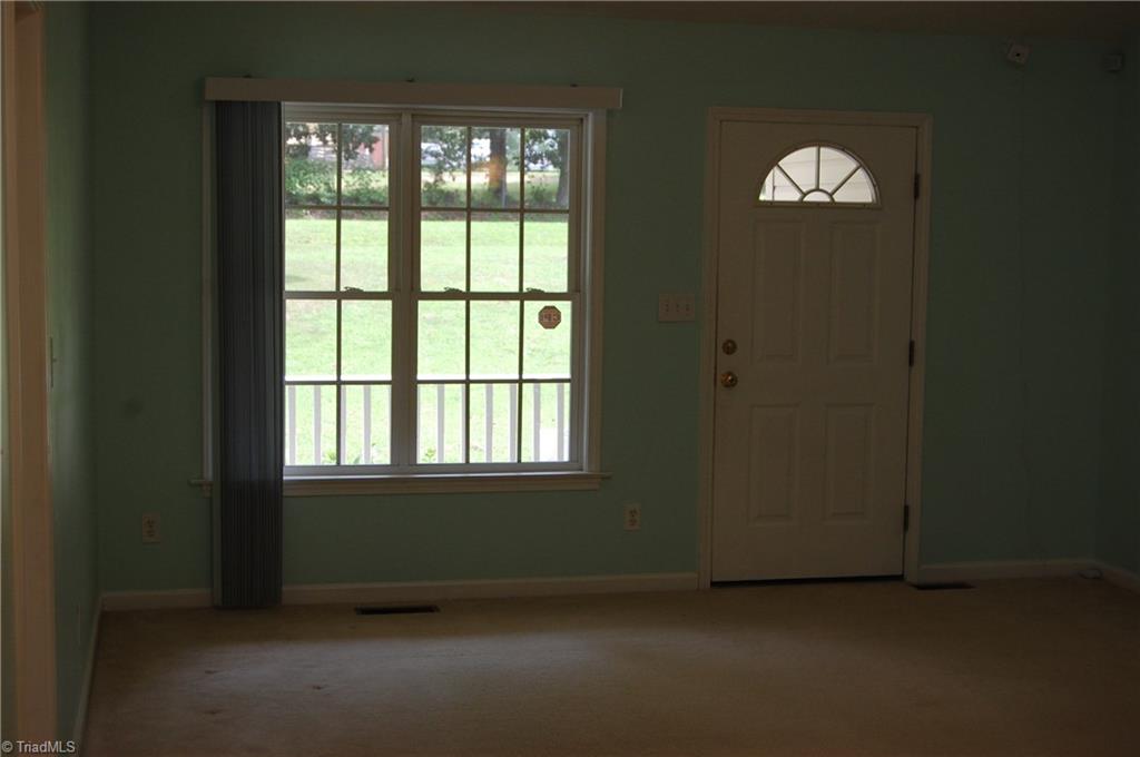 4301 Edgemore Road Greensboro, NC 27455 - Photo 7 of 19 Vaulted Grest Room