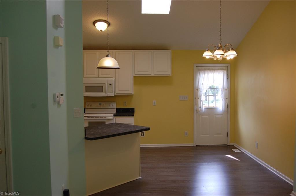 4301 Edgemore Road Greensboro, NC 27455 - Photo 8 of 19 Large, eat-in kitchen with breakfast bar.