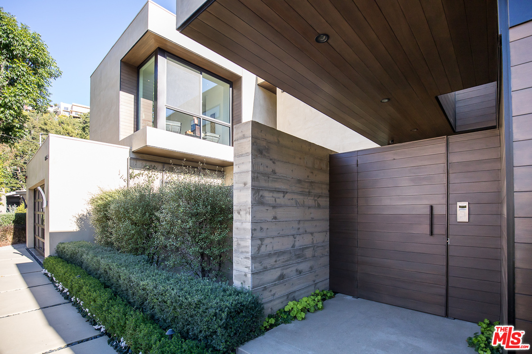 868 Leonard Road Los Angeles, CA 90049 - Photo 3 of 35