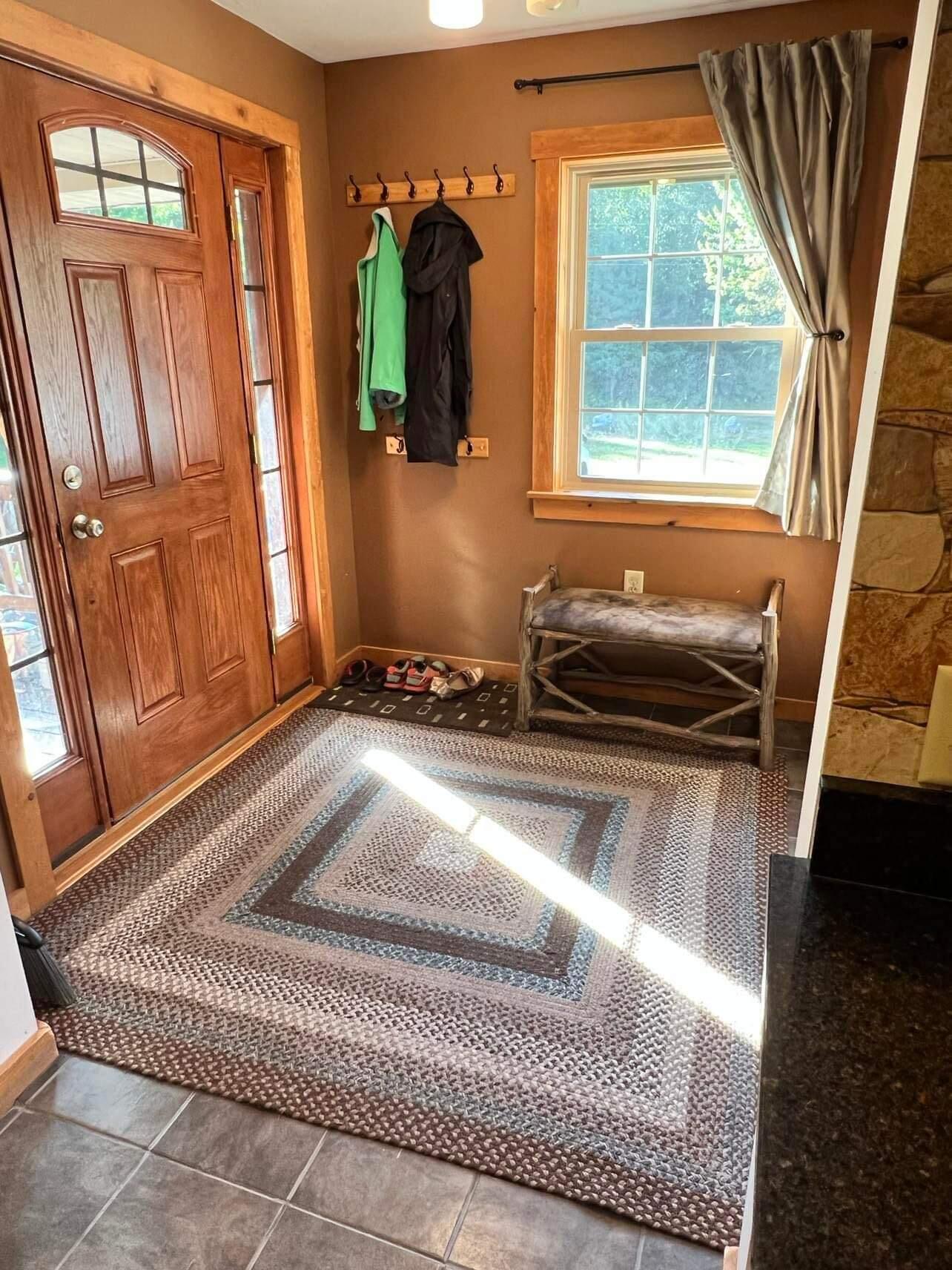93 Loop Road Lincoln, ME 04457 - Photo 2 of 45 Entryway