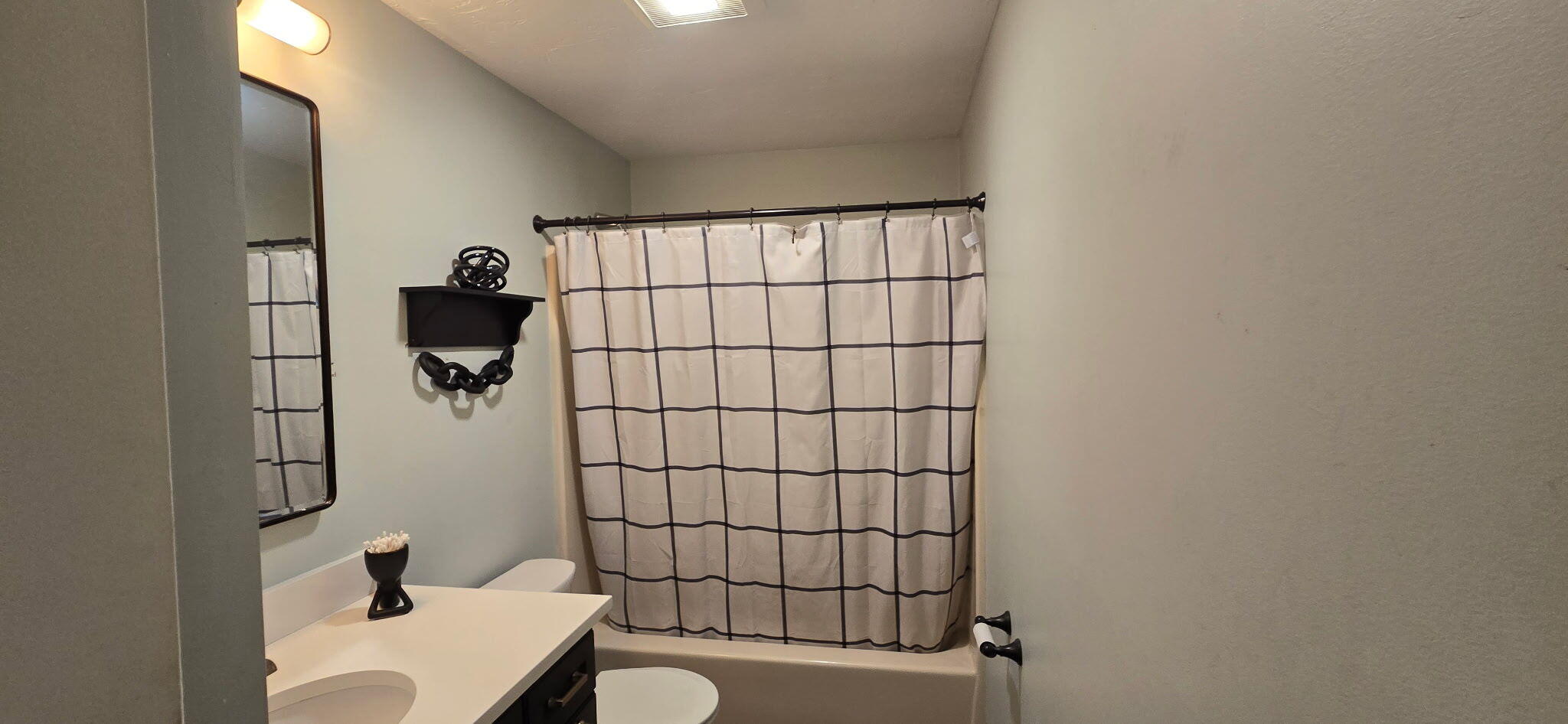 190 Route 6A, Unit 9B Orleans, MA 02653 - Photo 11 of 12 a bathroom with a shower toilet and sink