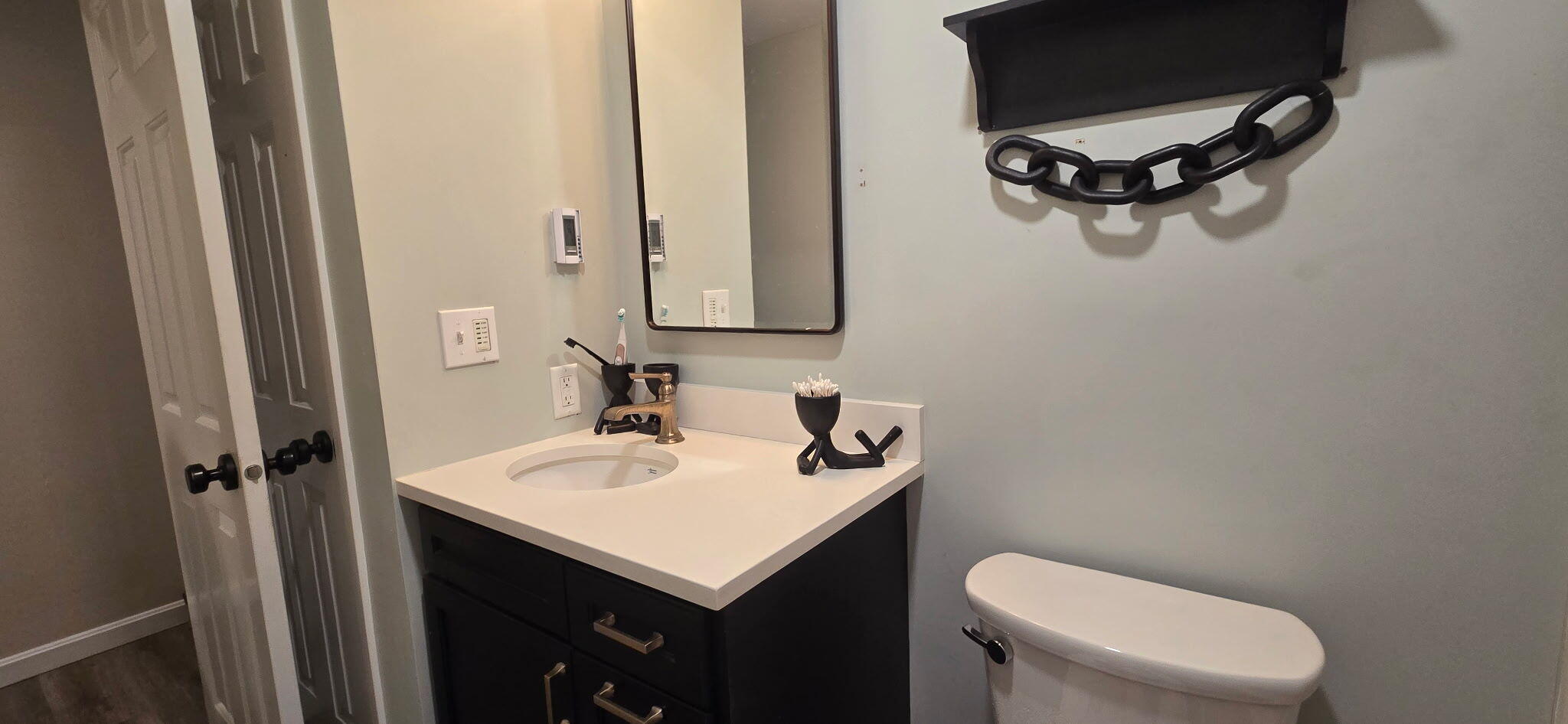 190 Route 6A, Unit 9B Orleans, MA 02653 - Photo 10 of 12 a bathroom with a sink a toilet and mirror