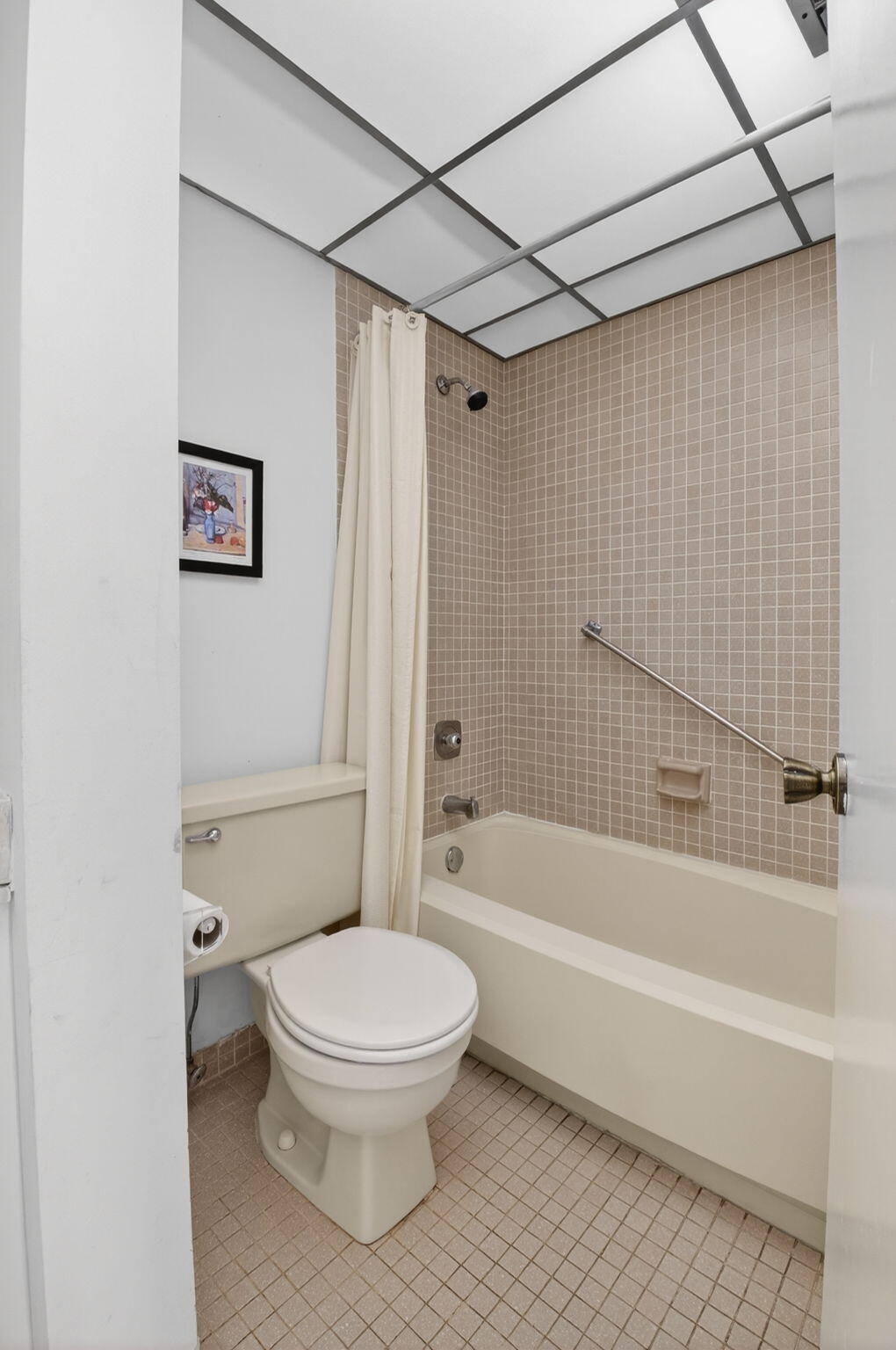 136 Capri B Delray Beach, FL 33484 - Photo 19 of 42 a bathroom with a toilet and a bathtub
