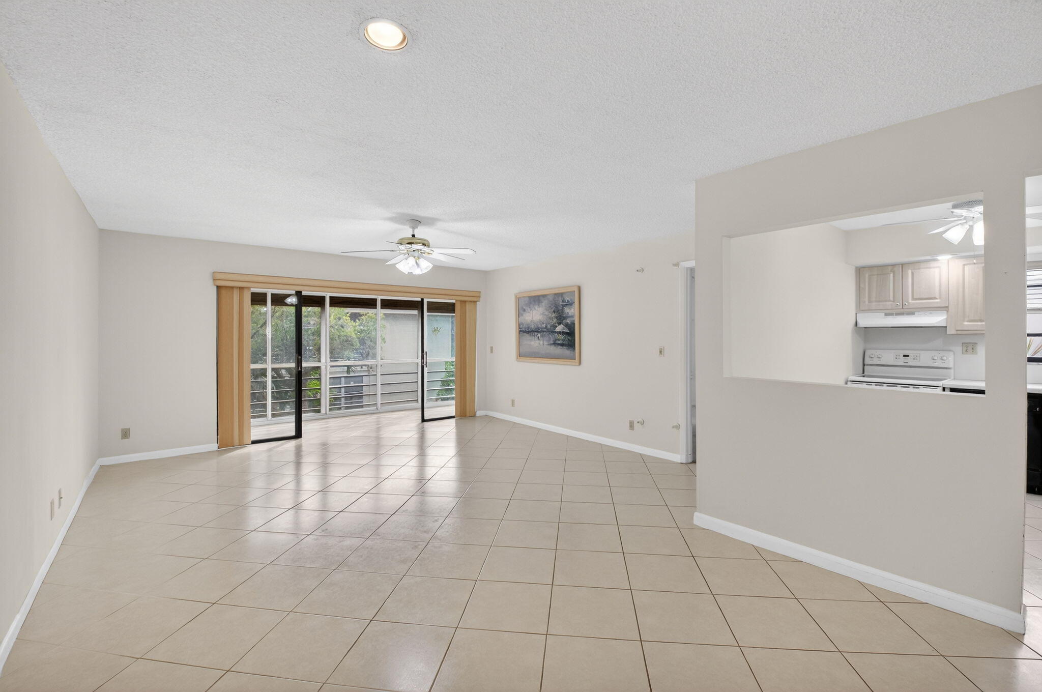 136 Capri B Delray Beach, FL 33484 - Photo 5 of 42 Dining/Living