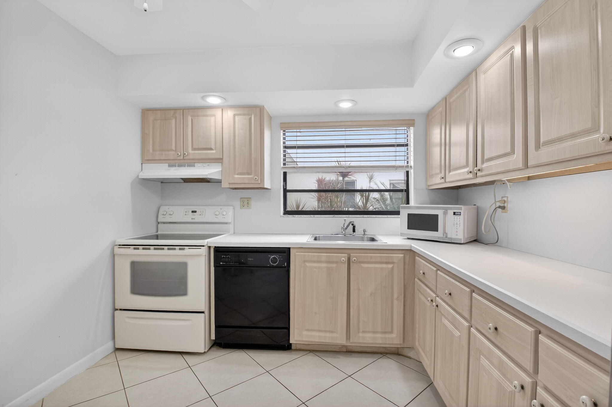 136 Capri B Delray Beach, FL 33484 - Photo 10 of 42 Kitchen