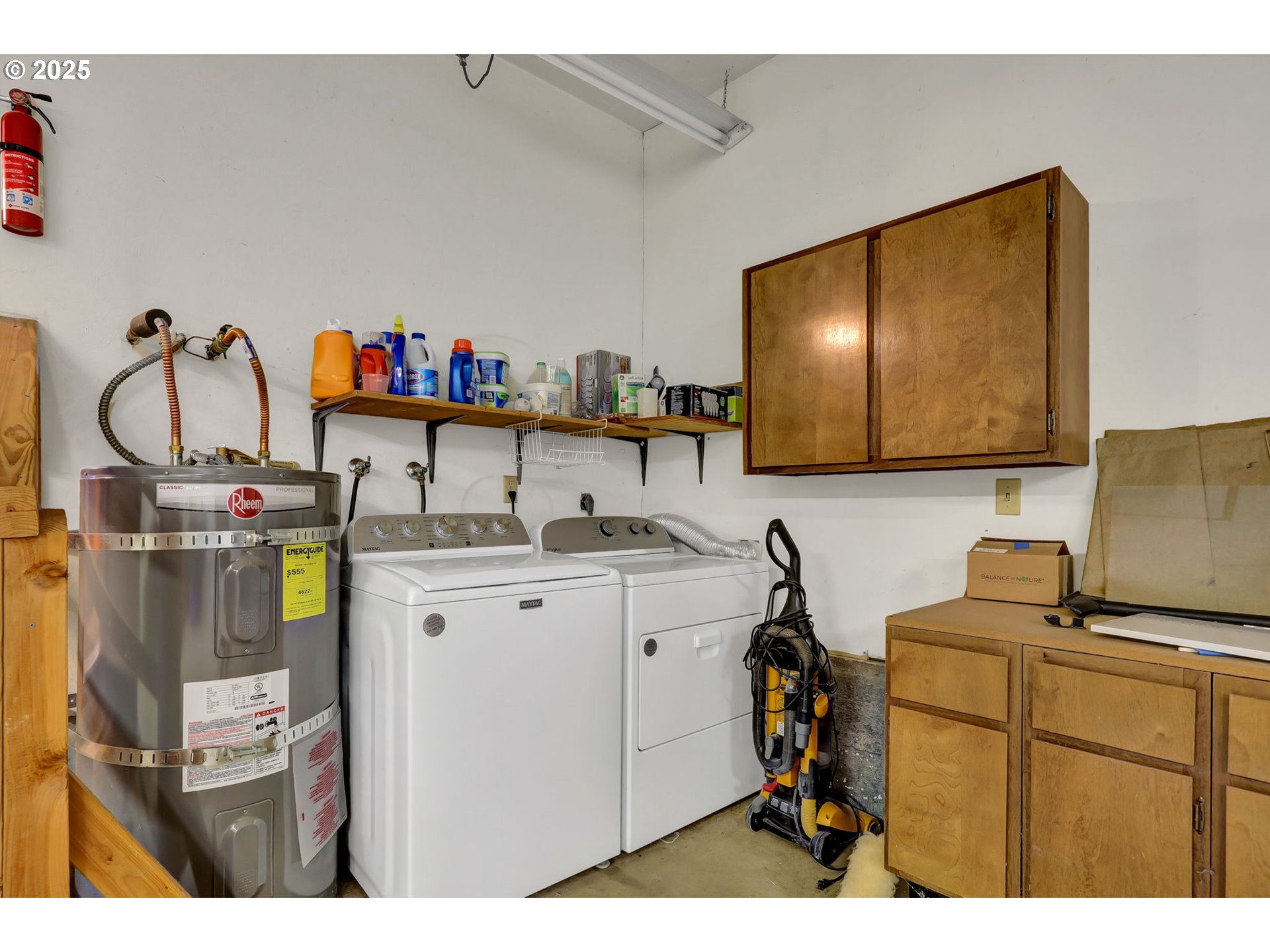 7087 Aster Street Springfield, OR 97478 - Photo 31 of 46 a utility room with dryer and washer