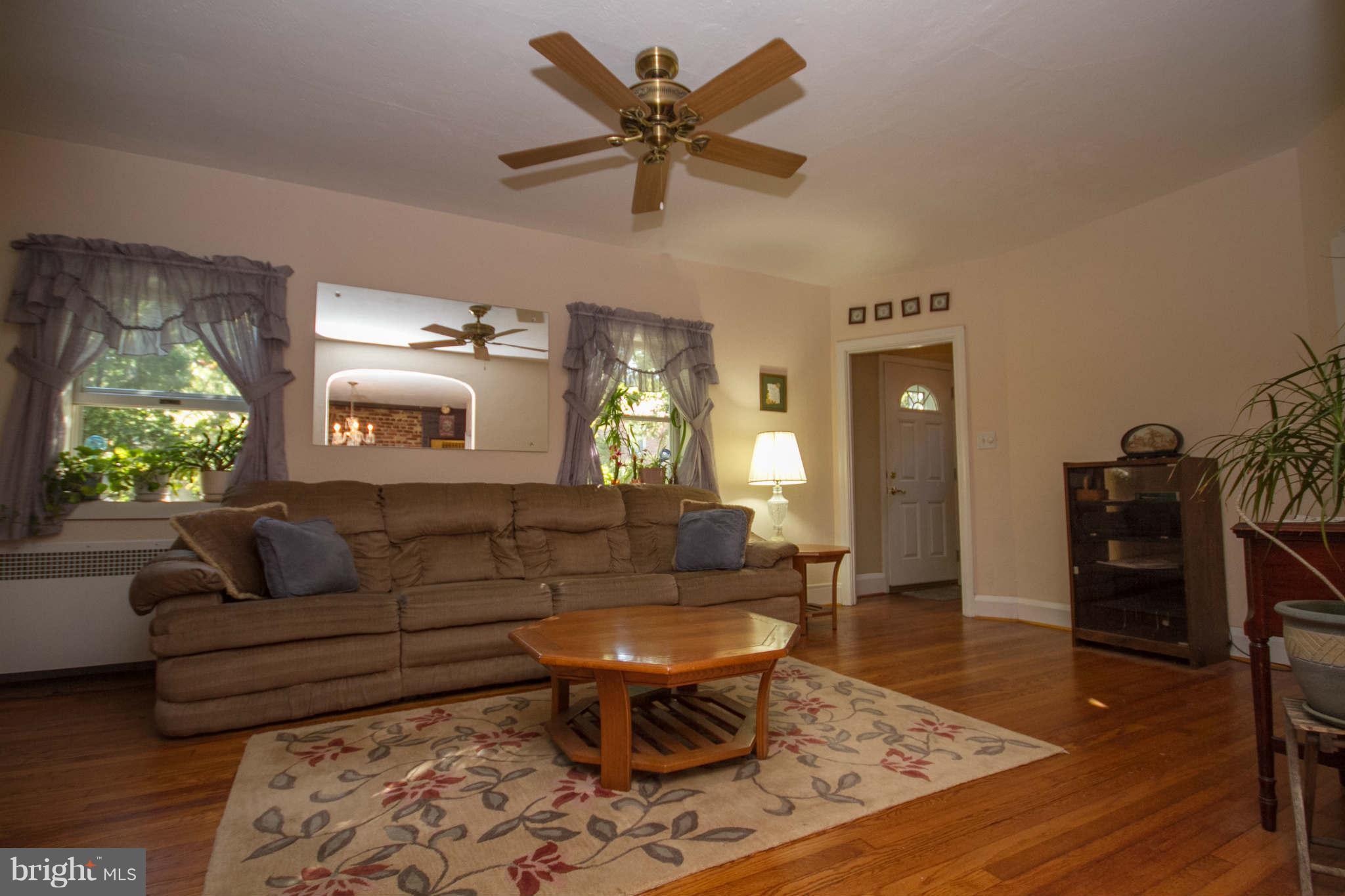 14 Cedarwood Road Catonsville, MD 21228 - Photo 4 of 21 Living Room