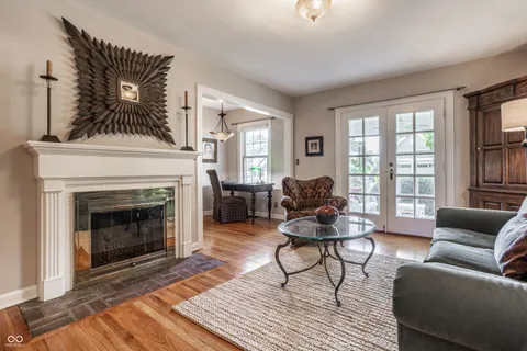 $910,000 | 385 South 6th Street, Zionsville, IN 46077