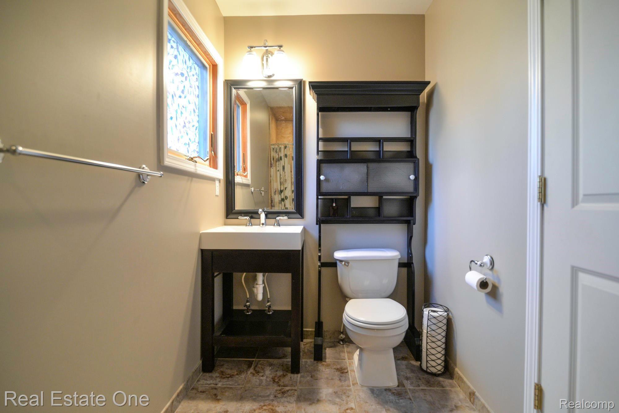 6441 Winans Lake Road Brighton, MI 48116 - Photo 28 of 45 Upper Level Full Bath