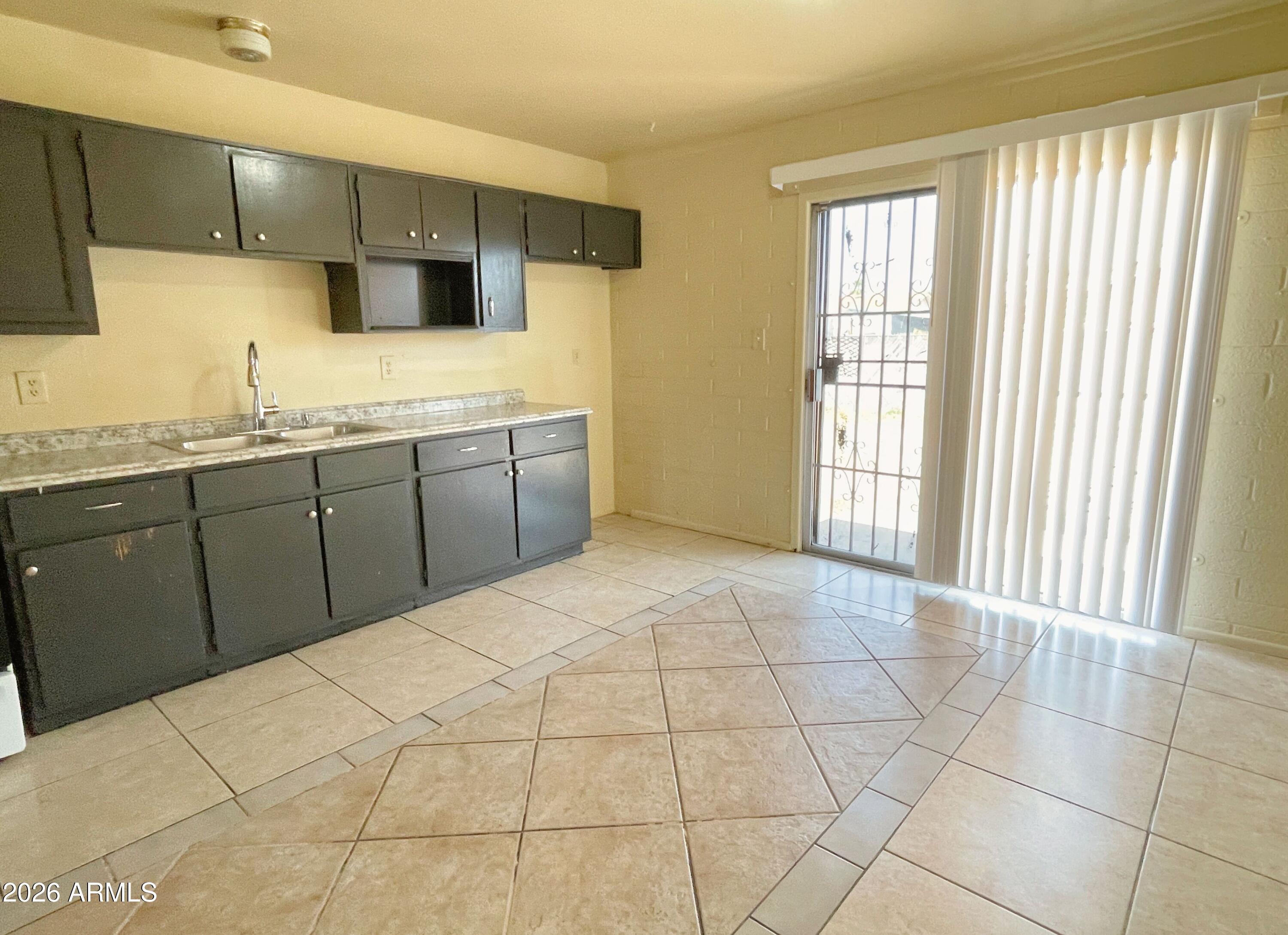 1602 West Fremont Rd. Phoenix, AZ 85041 - Photo 4 of 16 1602 (6)