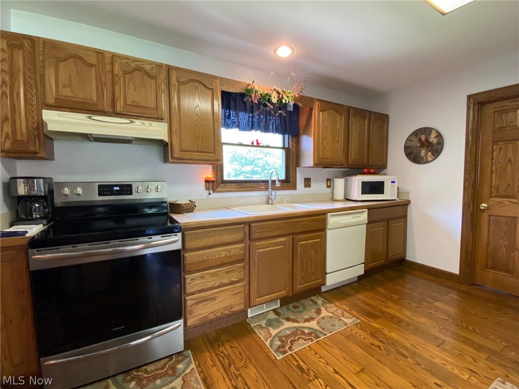 12910 Pearl Road Chardon, OH 44024 - Photo 9 of 35