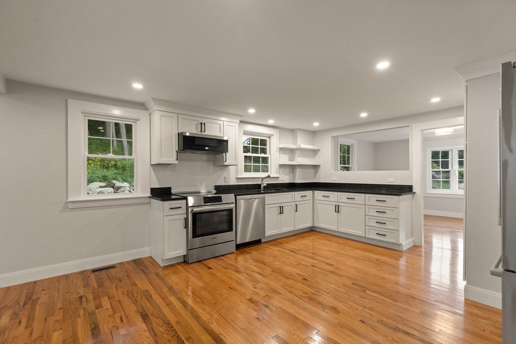 24 Riverview Road, Unit B Gloucester, MA 01930 - Photo 5 of 33 Gallery Image 5