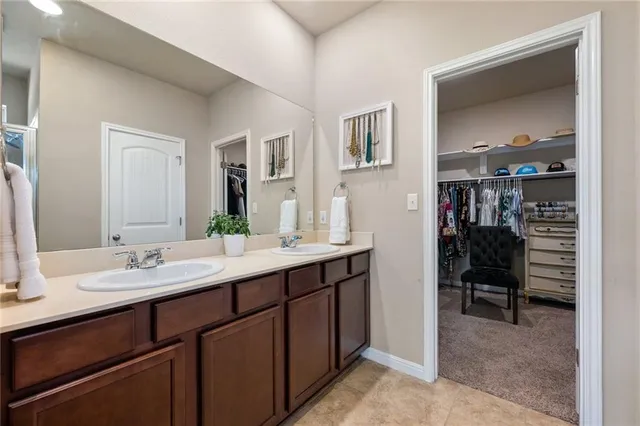 a en suite bathroom with a sink and a mirror