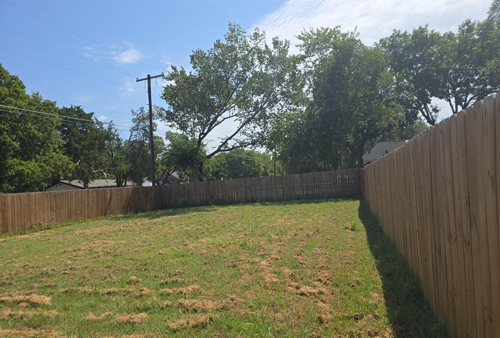 562 Jonelle Avenue Dallas, TX 75217 - Photo 3 of 20 View of fenced backyard