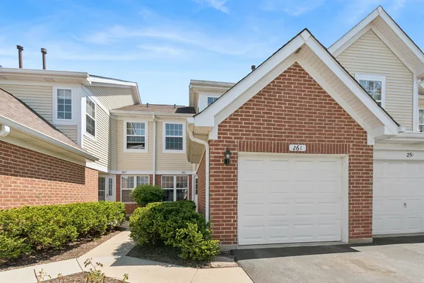 $318,000 | 261 Ashbury Lane West, Roselle, IL 60172