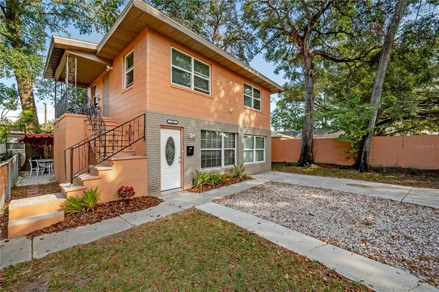 a view of a house with a yard