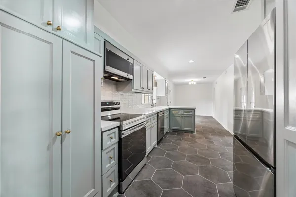 $3,000 | 2203 Bron Holly Drive, Houston, TX 77018