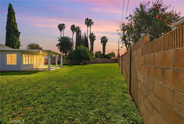 a view of a house with backyard and garden