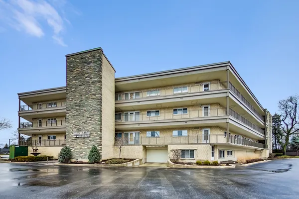 $374,900 | 1 North Dee Road, Unit 1B, Park Ridge, IL 60068