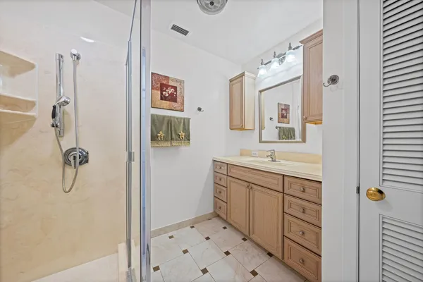 $374,900 | 1 North Dee Road, Unit 1B, Park Ridge, IL 60068