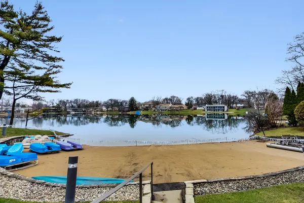 $374,900 | 1 North Dee Road, Unit 1B, Park Ridge, IL 60068
