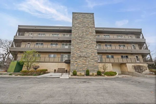 $374,900 | 1 North Dee Road, Unit 1B, Park Ridge, IL 60068