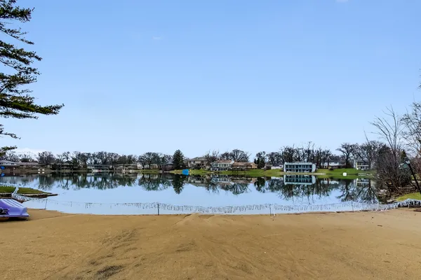 $374,900 | 1 North Dee Road, Unit 1B, Park Ridge, IL 60068