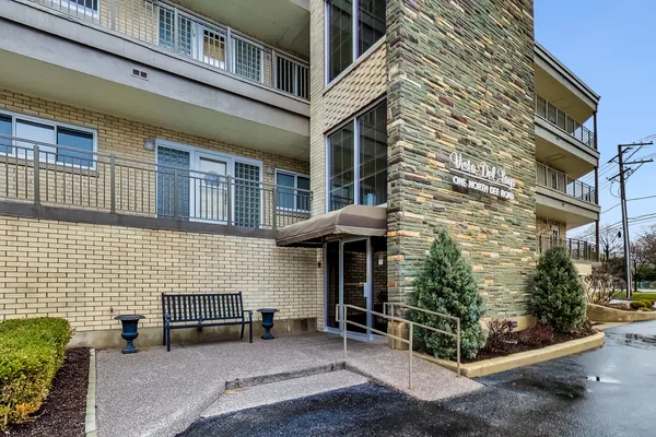 $374,900 | 1 North Dee Road, Unit 1B, Park Ridge, IL 60068
