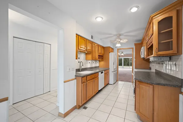 $374,900 | 1 North Dee Road, Unit 1B, Park Ridge, IL 60068