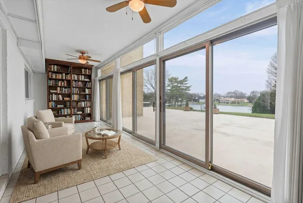 $374,900 | 1 North Dee Road, Unit 1B, Park Ridge, IL 60068