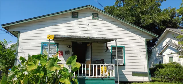 a view of house with garden