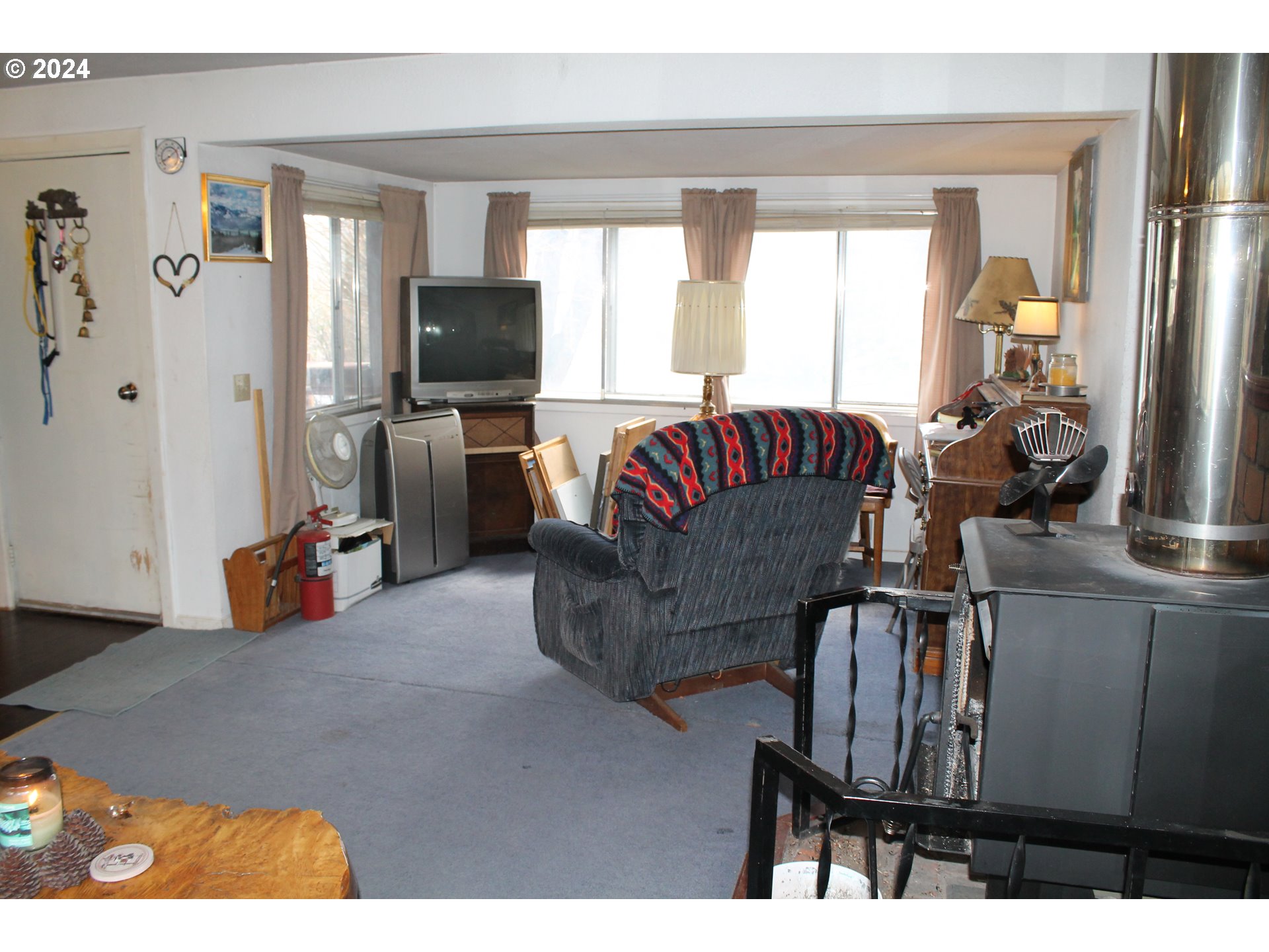 205 Camas Street Ukiah, OR 97880 - Photo 16 of 41 a living room with furniture and a flat screen tv