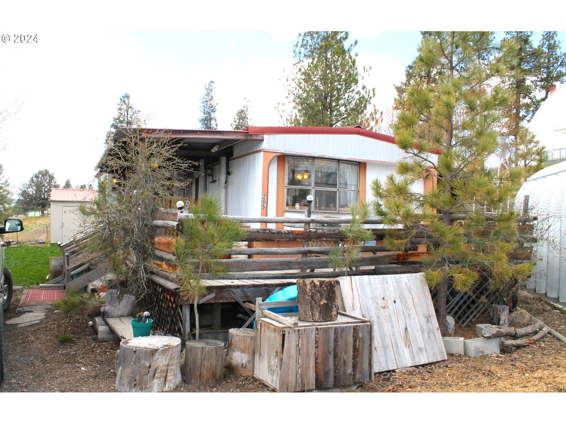 205 Camas Street Ukiah, OR 97880 - Photo 20 of 41 a view of a chairs and table in the patio