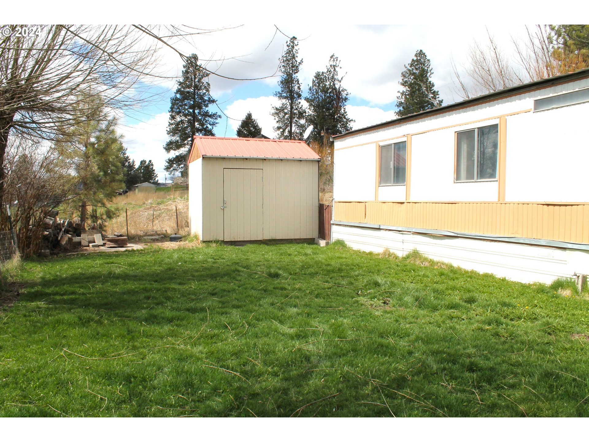 205 Camas Street Ukiah, OR 97880 - Photo 22 of 41 a view of a back yard of the house