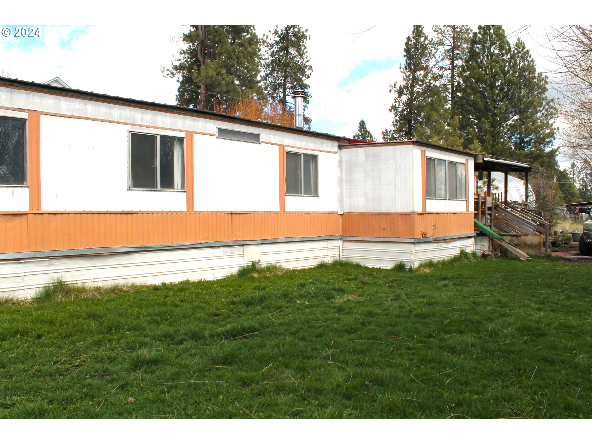 205 Camas Street Ukiah, OR 97880 - Photo 23 of 41 a backyard of a house with lots of green space