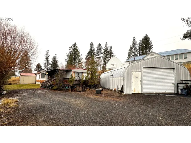 a view of back yard of the house