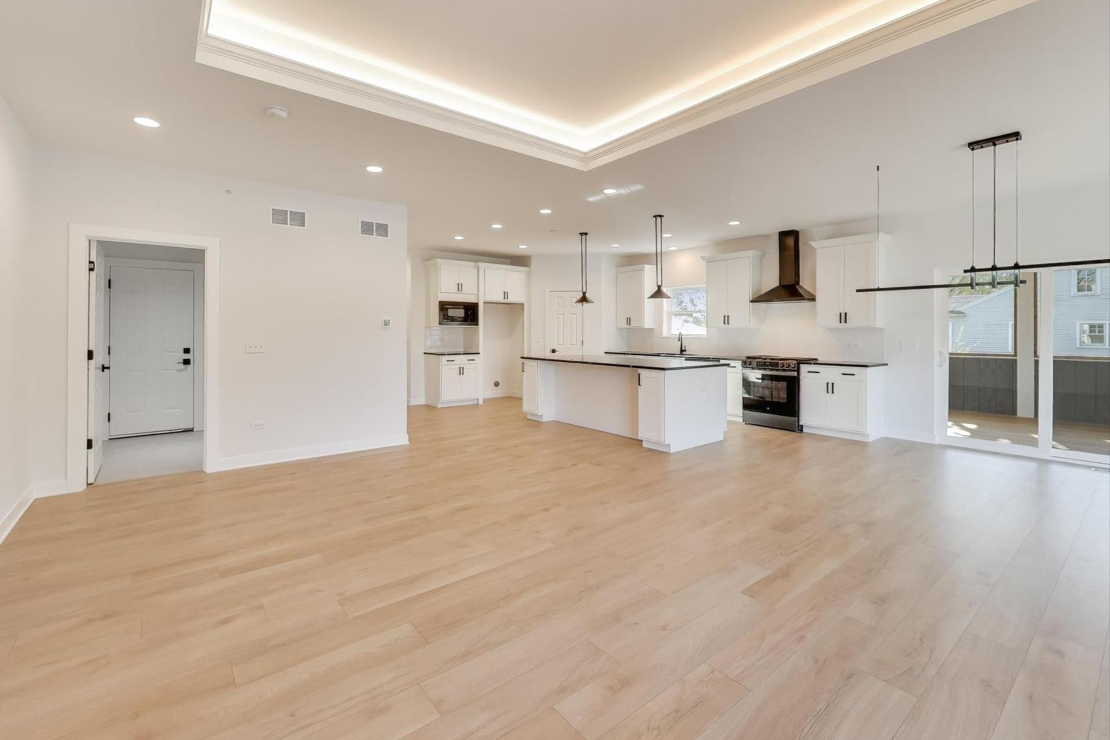 894 North Quentin Road Palatine, IL 60067 - Photo 7 of 29 a large kitchen with a large counter top appliances and cabinets