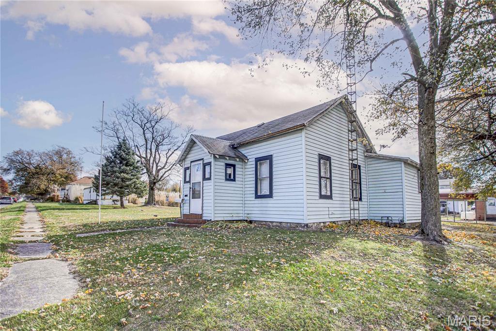 338 West Rowe Street Roodhouse, IL 62082 - Photo 3 of 37