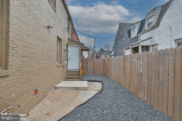 a view of a back yard