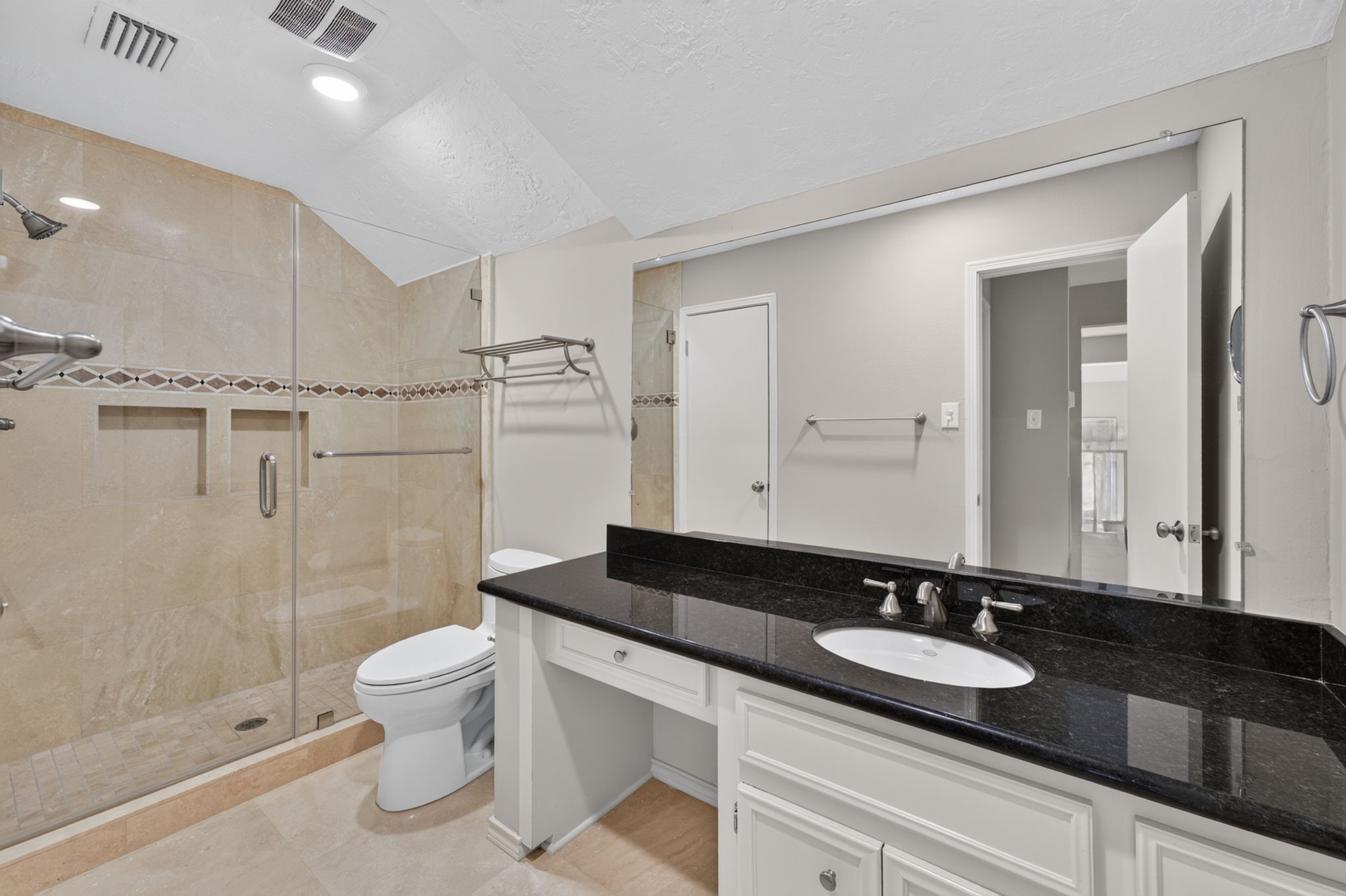 589 Brandon Road Conroe, TX 77302 - Photo 31 of 49 Upstairs full ensuite bathroom